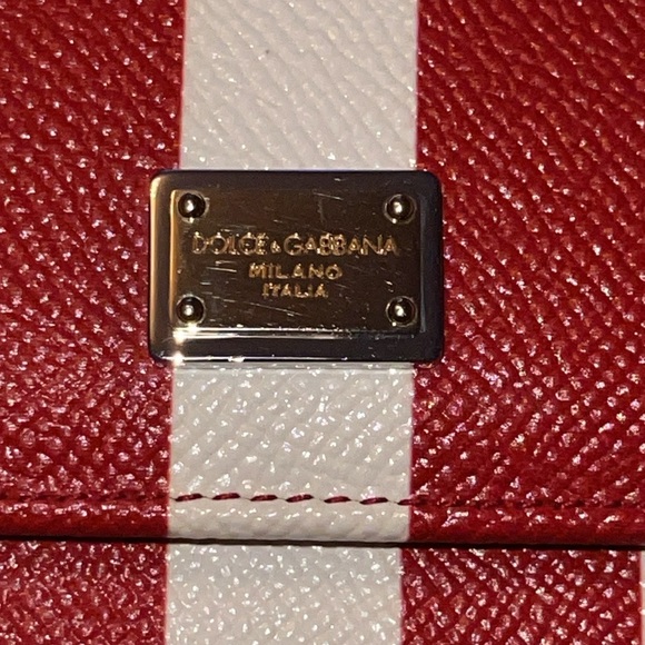 Dolce n Gabbana WOC pristine condition comes with chain strap 23” wallet 7x4 1/2 - Picture 4 of 11